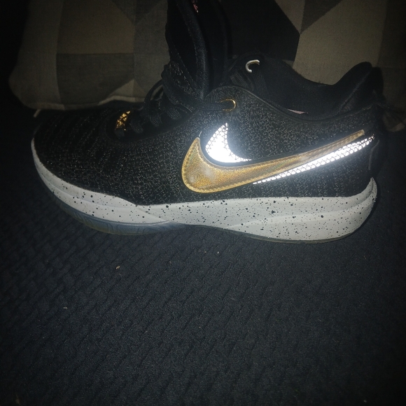 Nike LeBron 20Black Metallic Gold - Picture 4 of 6